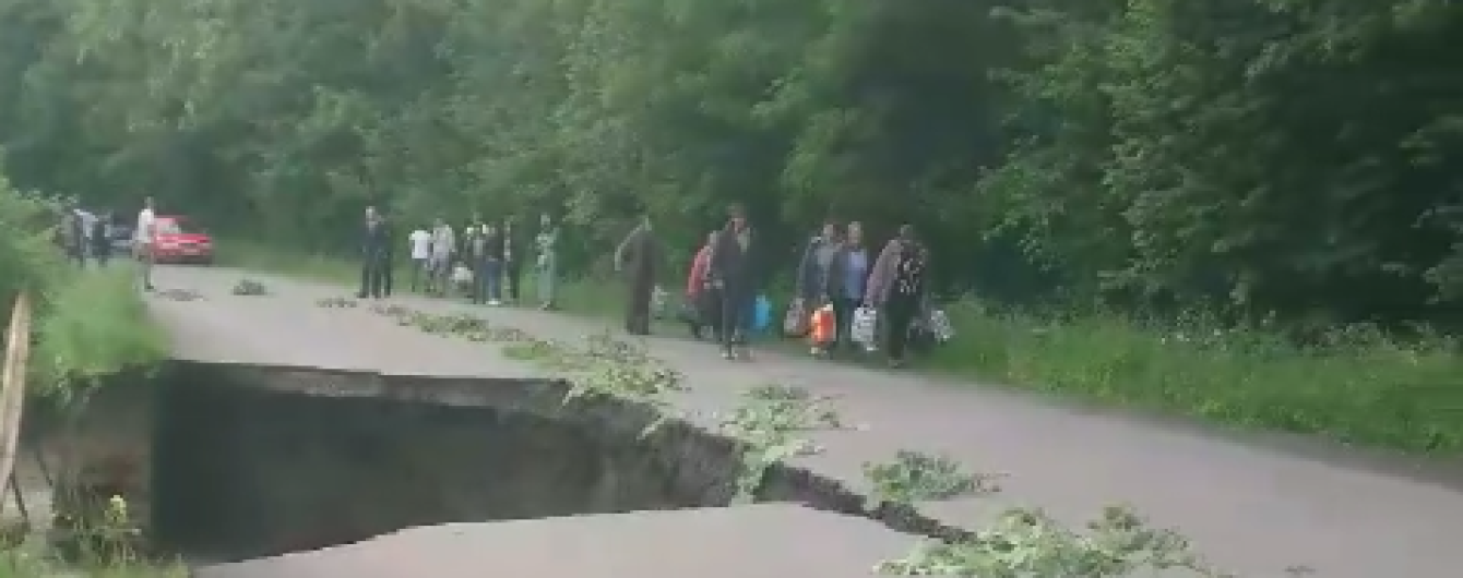 На Закарпатті бурхлива вода знищила дорогу: з’явилося відео