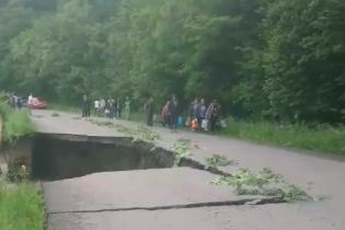 На Закарпатті бурхлива вода знищила дорогу: з’явилося відео