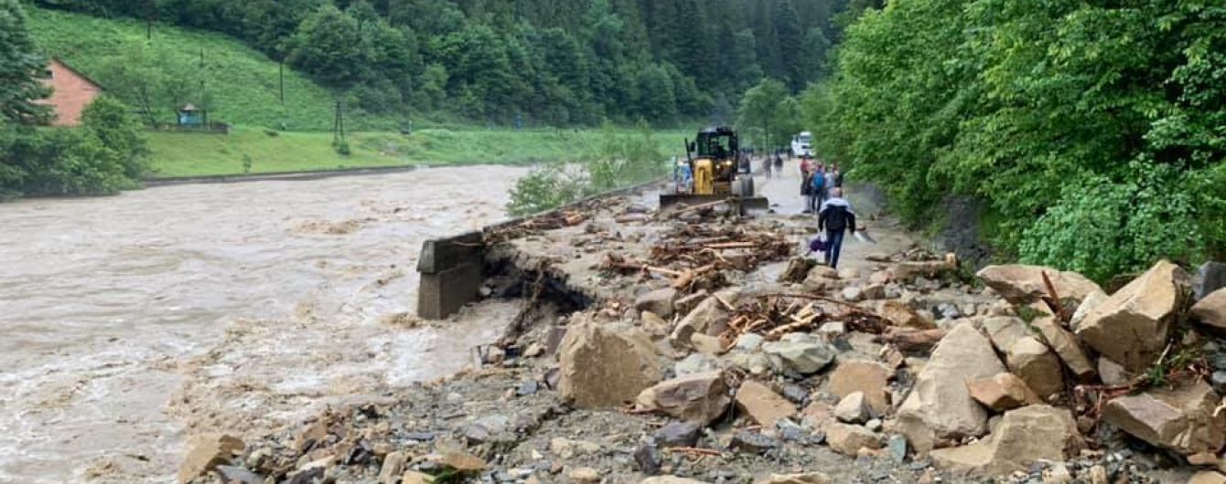 Велика вода на Прикарпатті: скільки ще днів триватимуть дощі