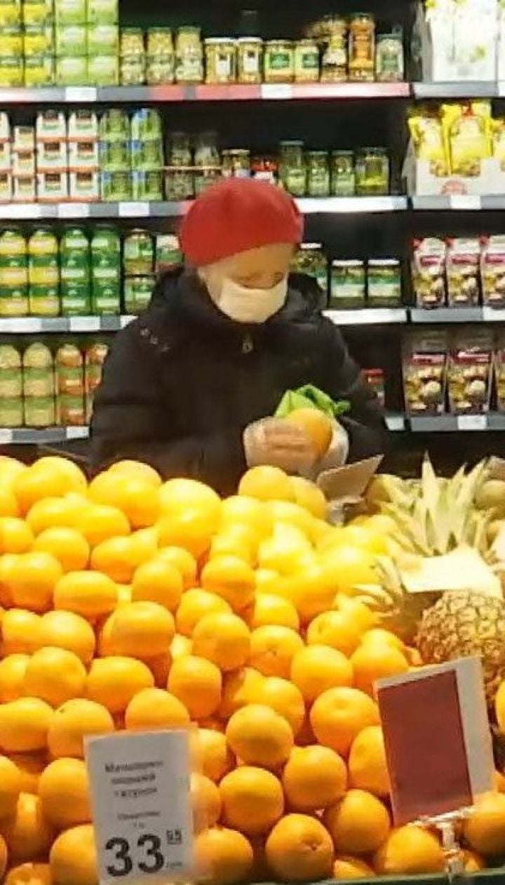Украинцы почти половину доходов тратят на еду — Экономические новости