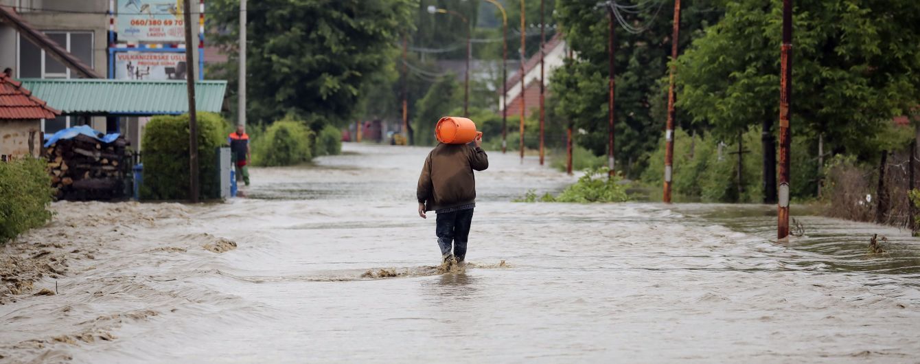 Вулиці Румунії, Словаччини та Польщі пішли під воду перед українськими: як негода наробила лиха у сусідів