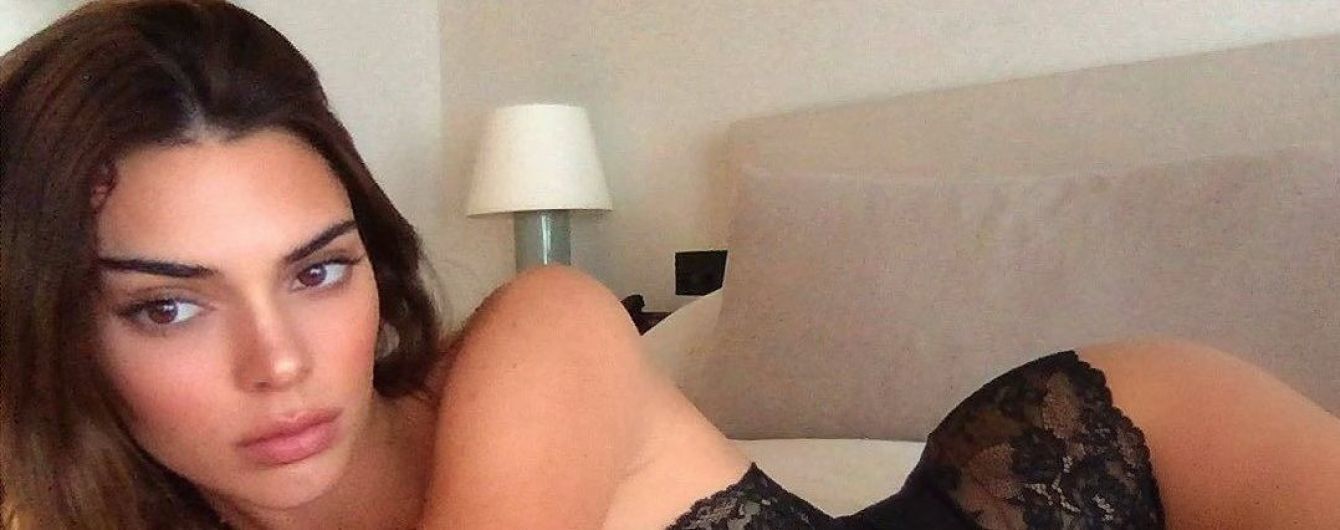 Кендалл Дженнер в корсете и без трусиков снялась в рекламной кампании