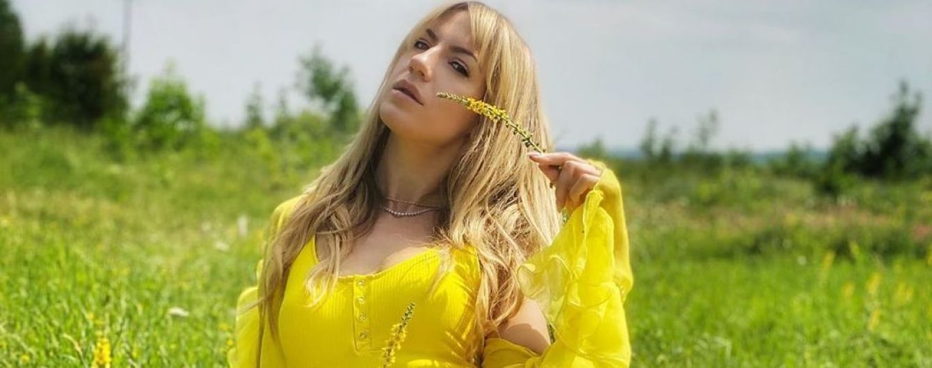 В жовтій сукні : Леся Нікітюк грайливо позувала у квітковому полі