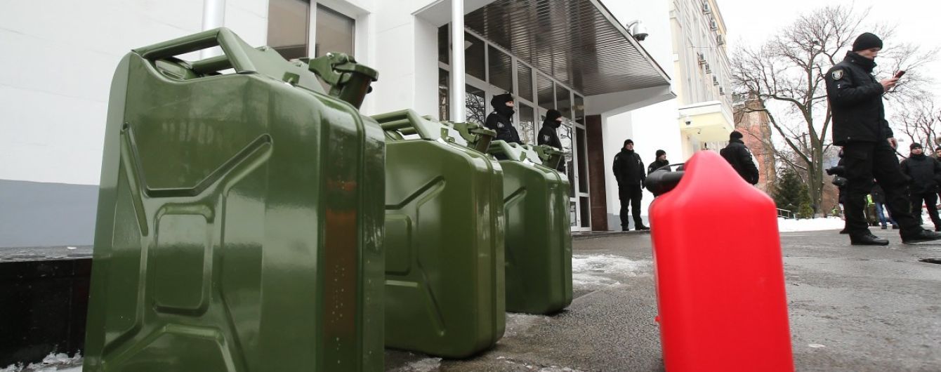 В Тернополе мужчина облился бензином и залез на рекламный щит: прокурор уговорил его спуститься
