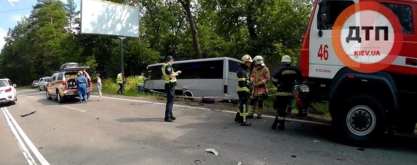 На Столичному шосе сталася жорстка ДТП за участю легкового авто та маршрутки