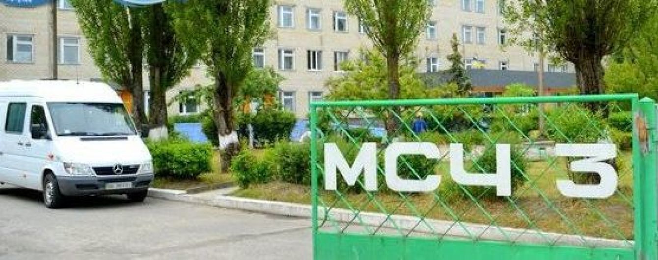 "Краще їхати збирати полуницю": у місті Вараш через відсутність фінансування протестують лікарі