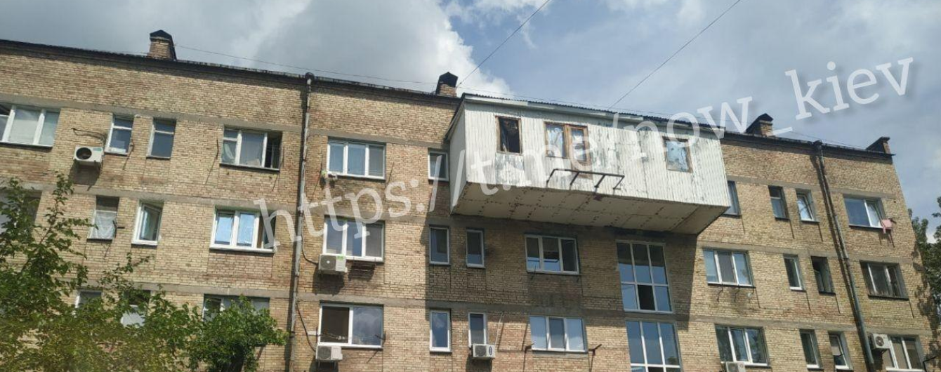 У Києві виявили "цар-балкон", який може обвалитися людям на голови