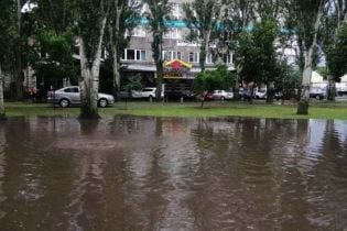 Автомобілі попливли вулицями Миколаєва: з’явилося відео
