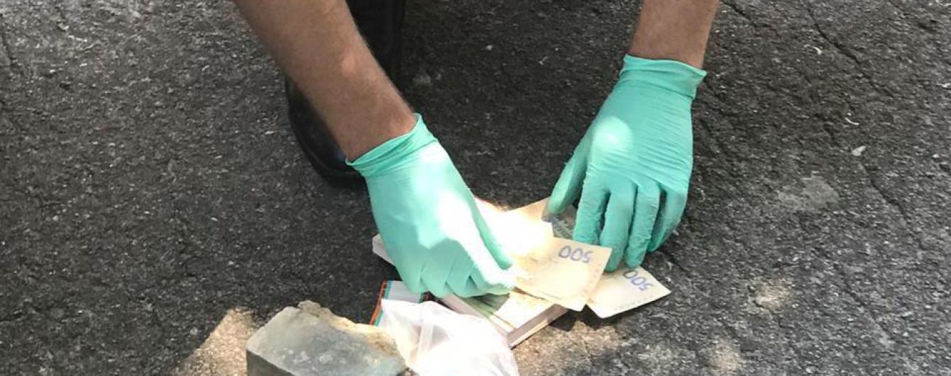 У Києві на хабарі затримали посадовця Держгеокадастру - у головному облуправлінні проводять слідчі дії