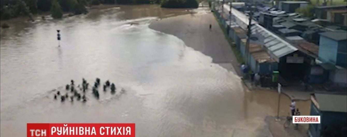 Паводок у Чернівцях: рівень води почав поступово спадати