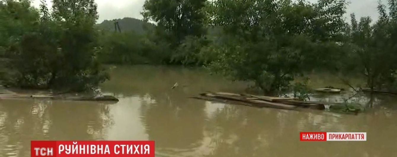 На Прикарпатті повінь відрізала ціле село: заблоковано 300 мешканців