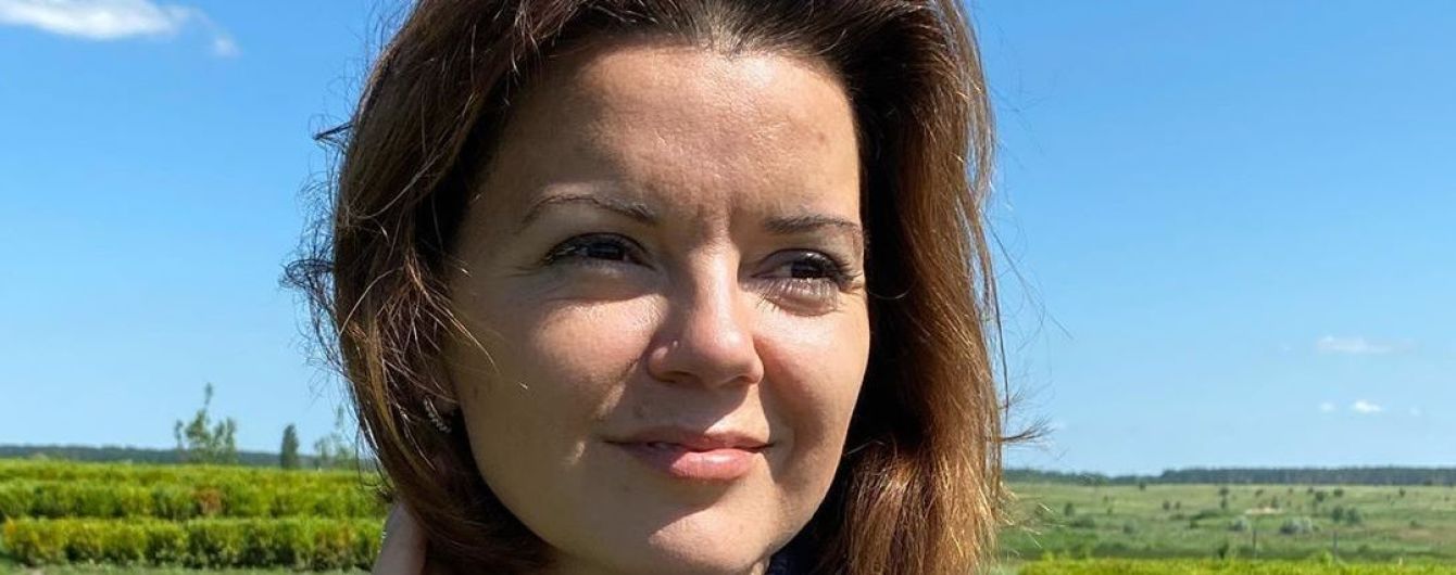 Маричка Падалко в коротеньком комбинезоне посветила стройными ножками на фоне поля