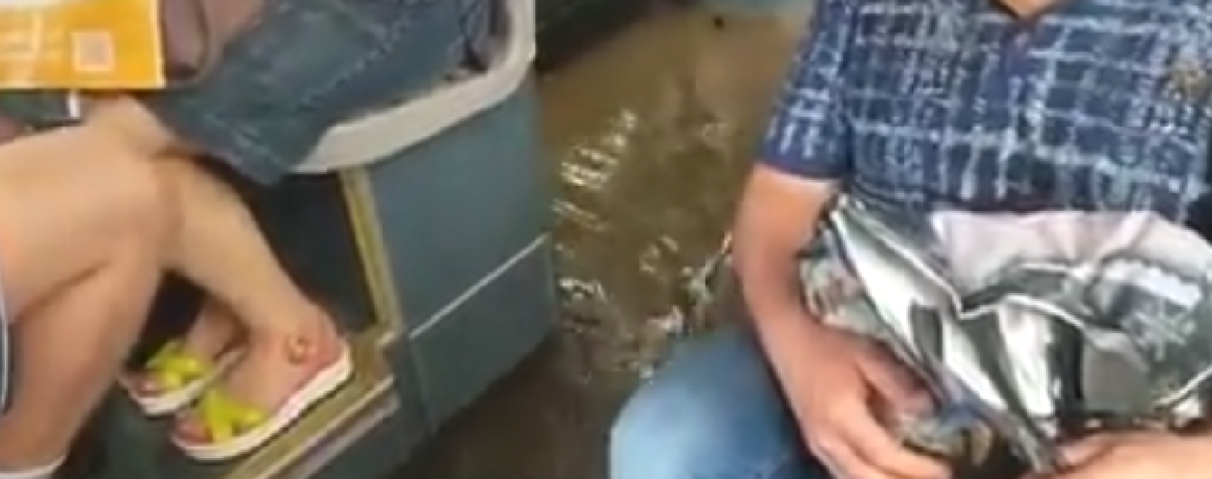 У Миколаєві пасажири їхали в автобусі по коліно у воді: з’явилося відео