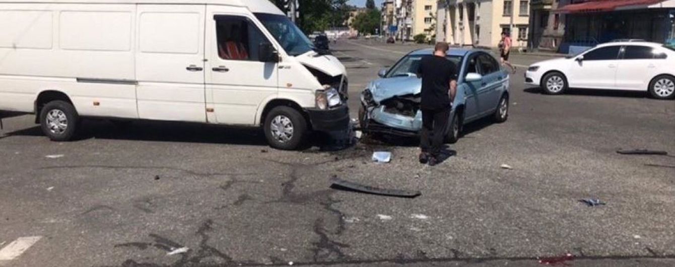 В Киеве на перекрестке произошло тройное ДТП