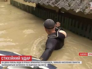 Наводнение на Прикарпатье: в селе, которое отрезано от цивилизации, глубина воды достигает трех метров