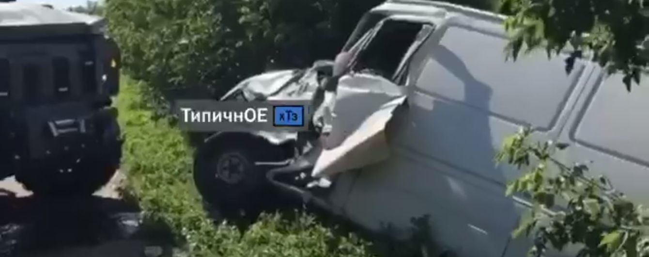 Под Харьковом столкнулись военный автомобиль и микроавтобус, который от удара отбросило в кусты