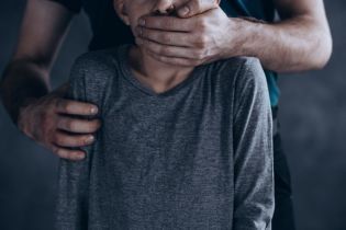 У Сумах банда підлітків місяцями знущалась над 6-річним хлопчиком і звірства викладала в Мережу