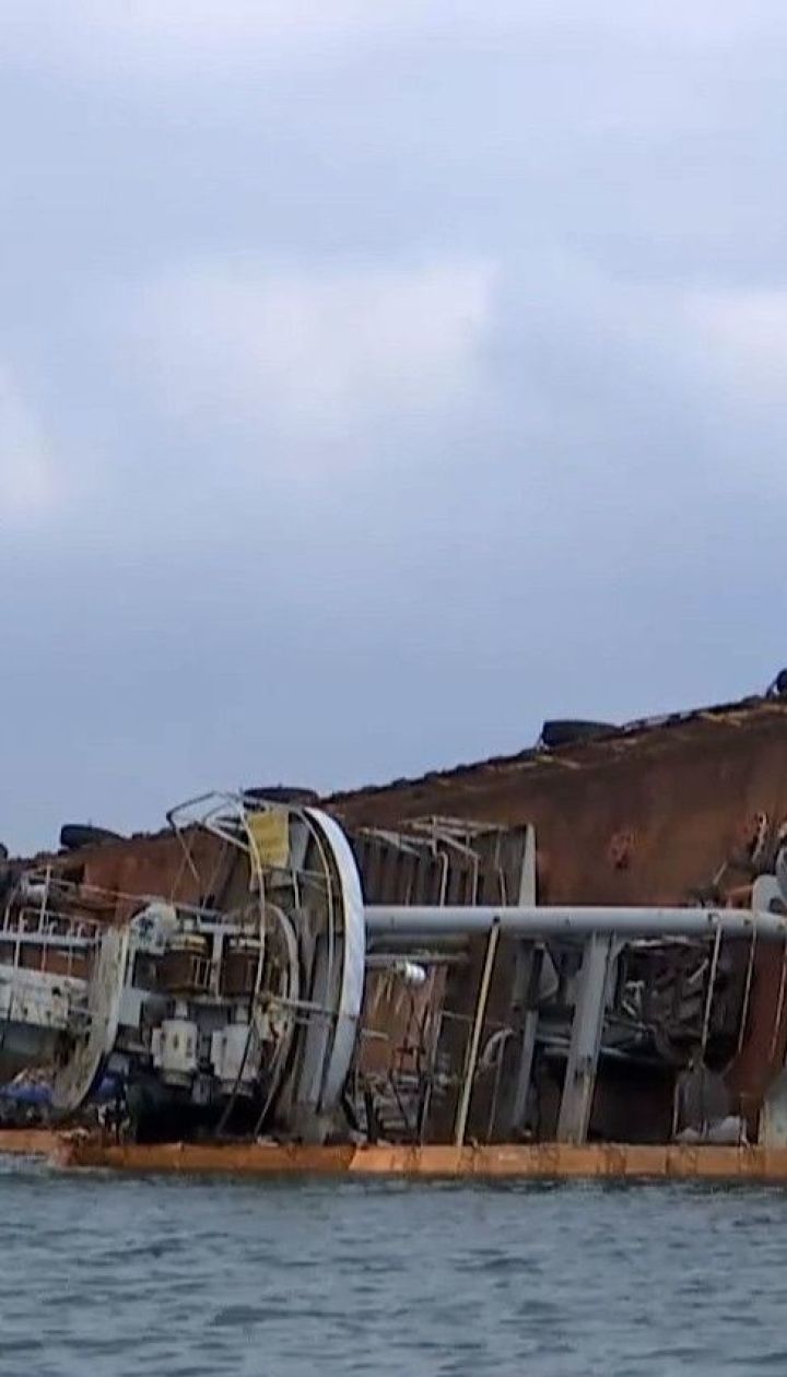 На одесских пляжах люди купаются в воде с нефтепродуктами из полузатонувшего танкера