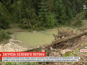 Майже дві сотні будинків під загрозою: в Івано-Франківській області через зсуви і паводок евакуюють людей