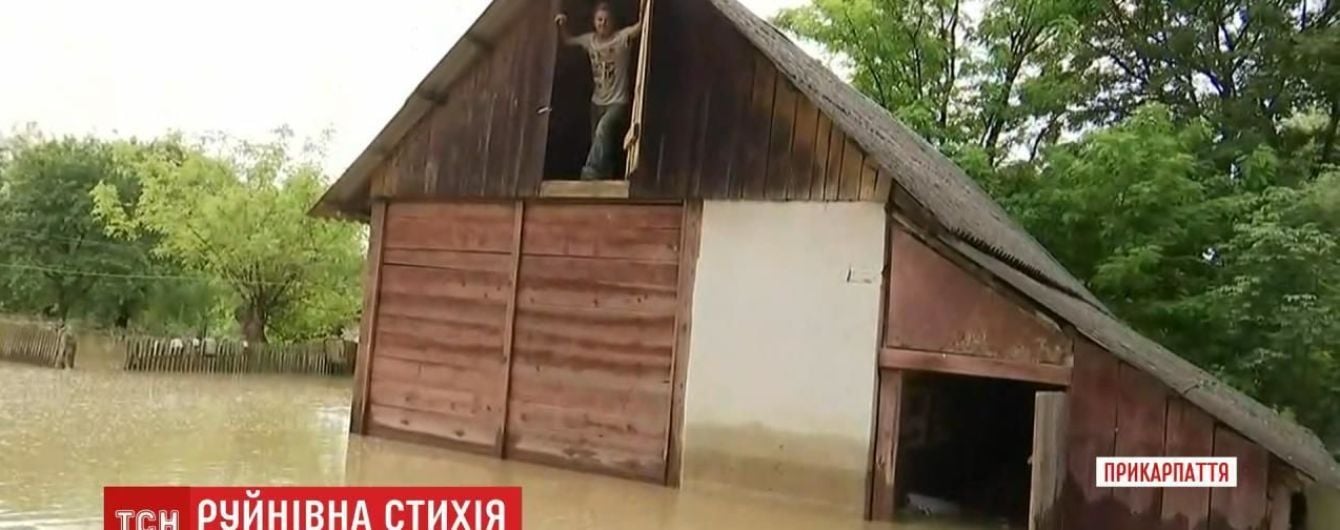 У затопленому на Прикарпатті селі рівень води місцями сягає десяти метрів