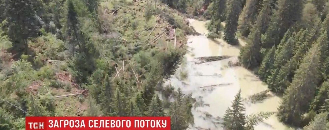 Селевой поток может снести часть села на Прикарпатье