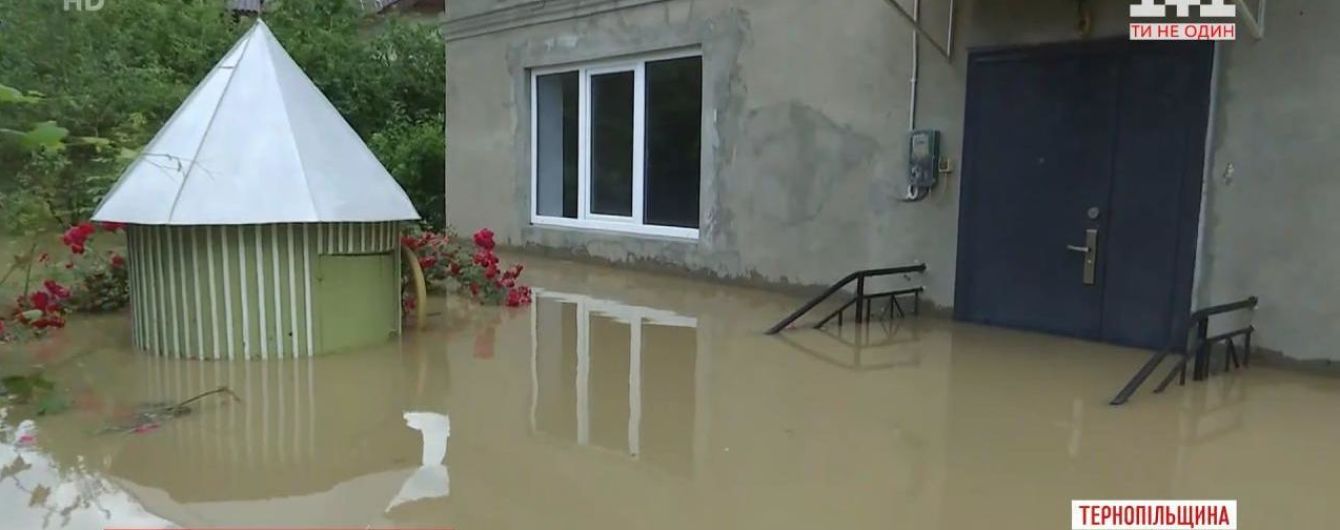 Повінь у Тернопільській області: у селі Коропець люди ночували в школі та церкві