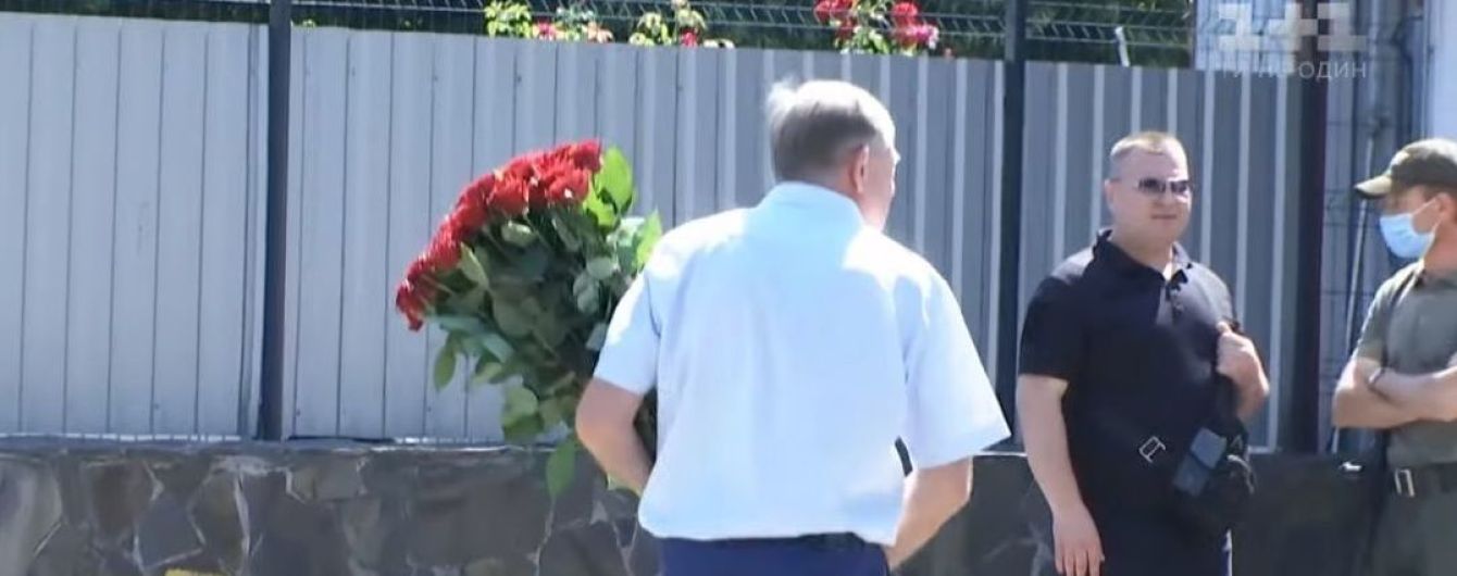 Закрита церемонія і букети червоних троянд: як у Києві прощалися із жертвами обвалу будинку на Позняках