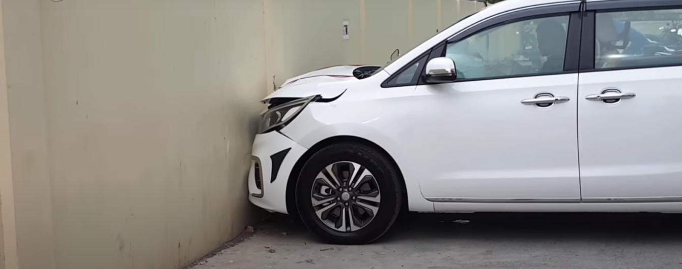 В Індії водій розбив новий KIA одразу після виїзду з автосалону: відео