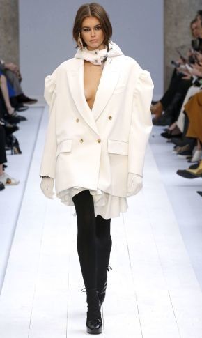 Коллекция Max Mara прет-а-порте сезона осень-зима 2020-2021: объемные рукава, рюши и капюшоны