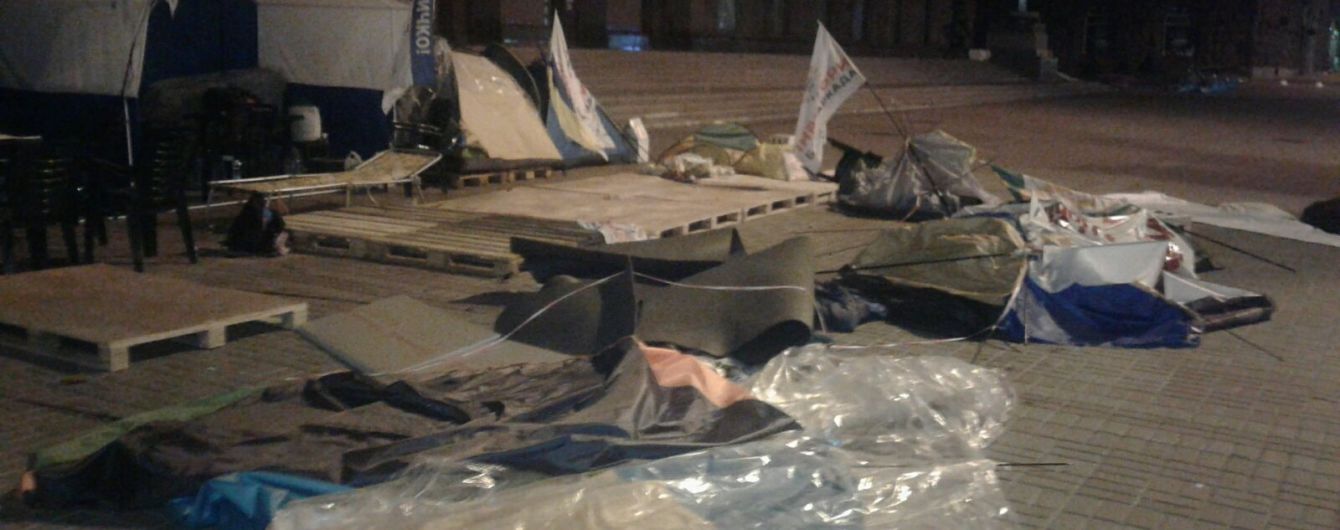 Під КМДА вночі розтрощили наметове містечко інвесторів, які вклали гроші у будівництво квартир