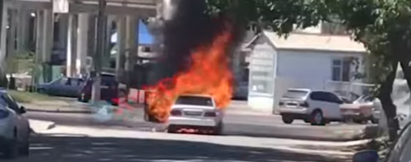 В Одесі посеред дороги згорів охоплений полум'ям автомобіль: відео