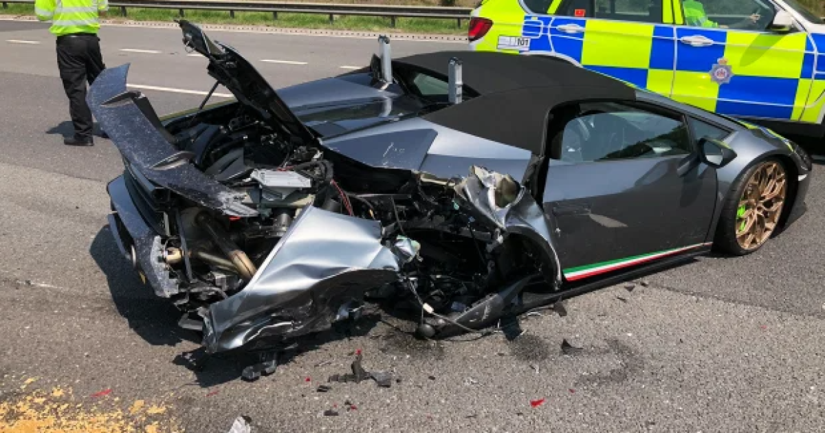 В Великобритании Lamborghini разбили за 20 минут после выезда из автосалона