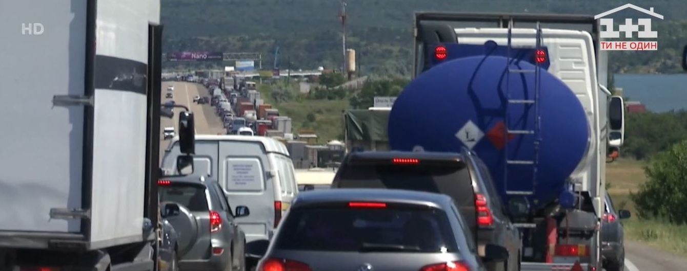 За кілька кілометрів до Одеси на трасі з Києва утворився "мертвий" затор