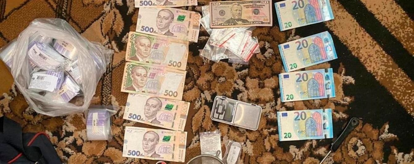Под носом у копов: в Житомирской области экс-полицейский продавал наркотики прямо возле участка