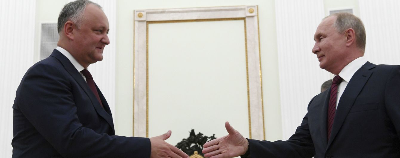 Президент Молдови пішов на самоізоляцію після того, як з'їздив до Москви на парад до Путіна