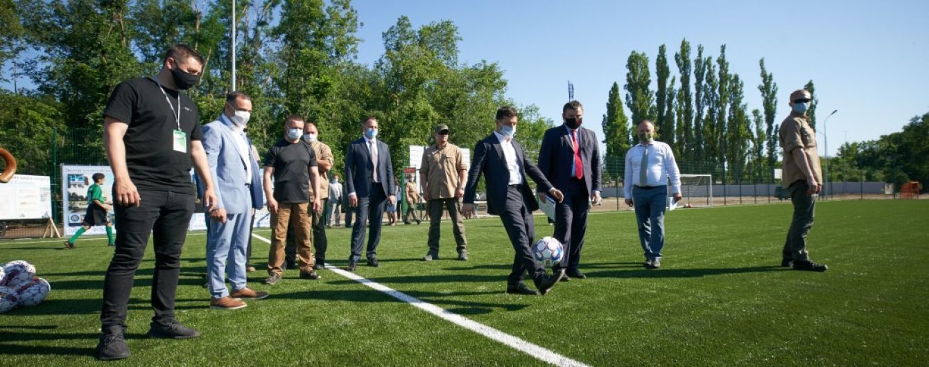 Зеленський у діловому костюмі побуцав м'яча з мером Нової Каховки