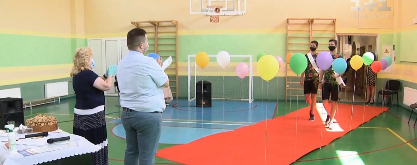 Выпускной в условиях коронавируса: как прошел праздник в украинских школах и удалось ли не нарушить карантин