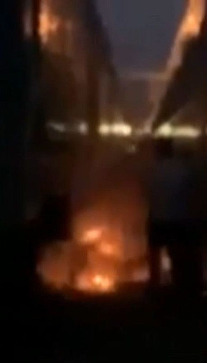 В Киеве на железнодорожном вокзале парень вылез на поезд и загорелся от удара током