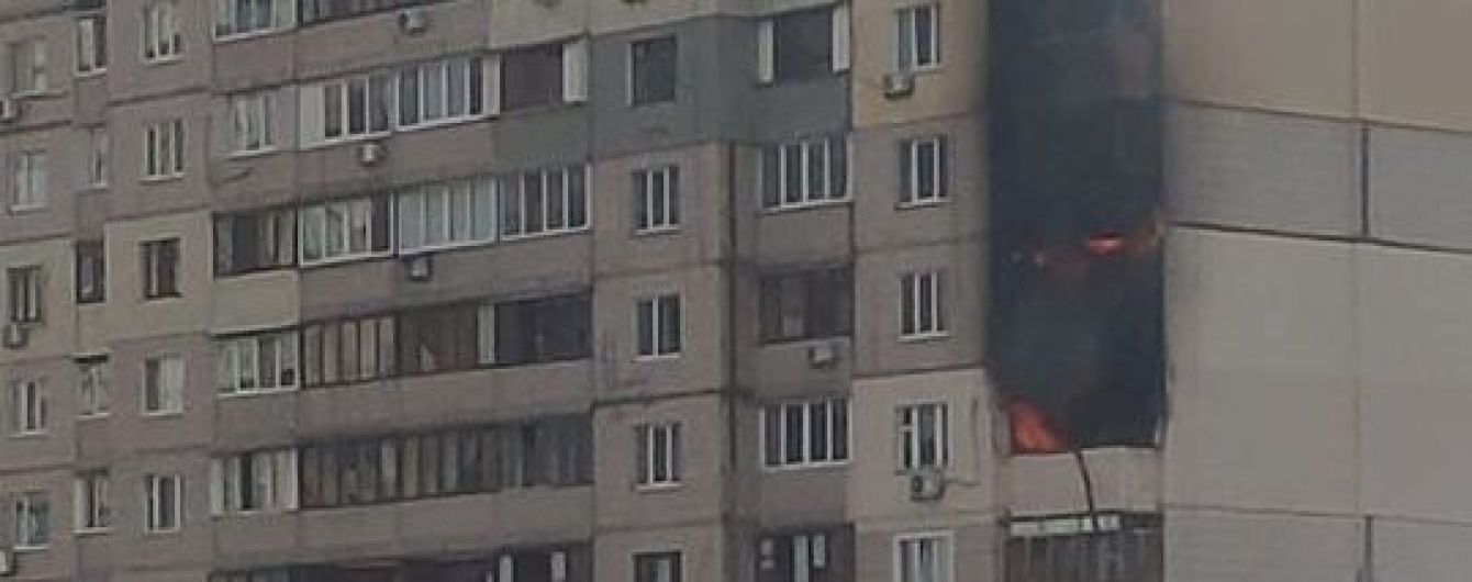 У Києві в багатоповерхівці спалахнула пожежа біля місця вибуху на Позняках