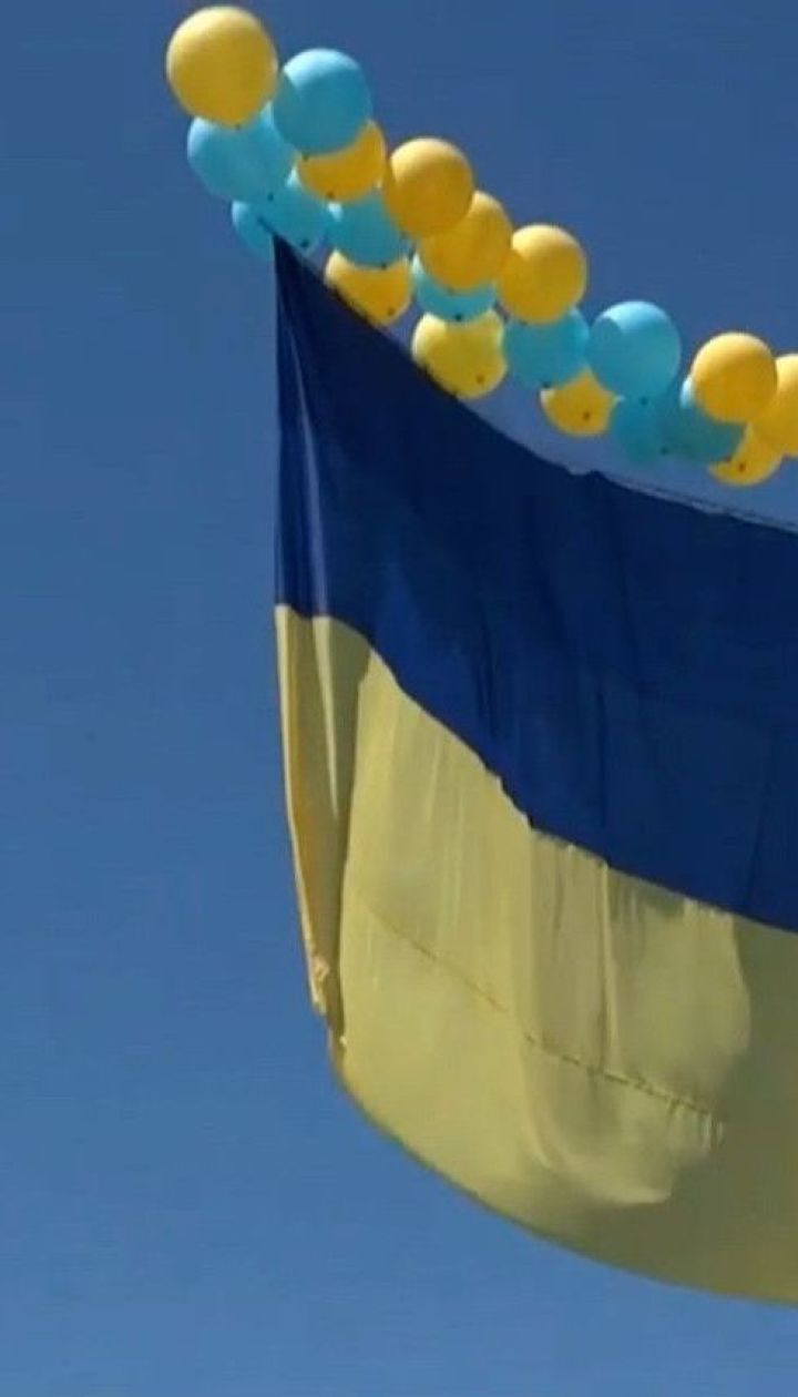 Над окупованим Донецьком замайорів величезний прапор України