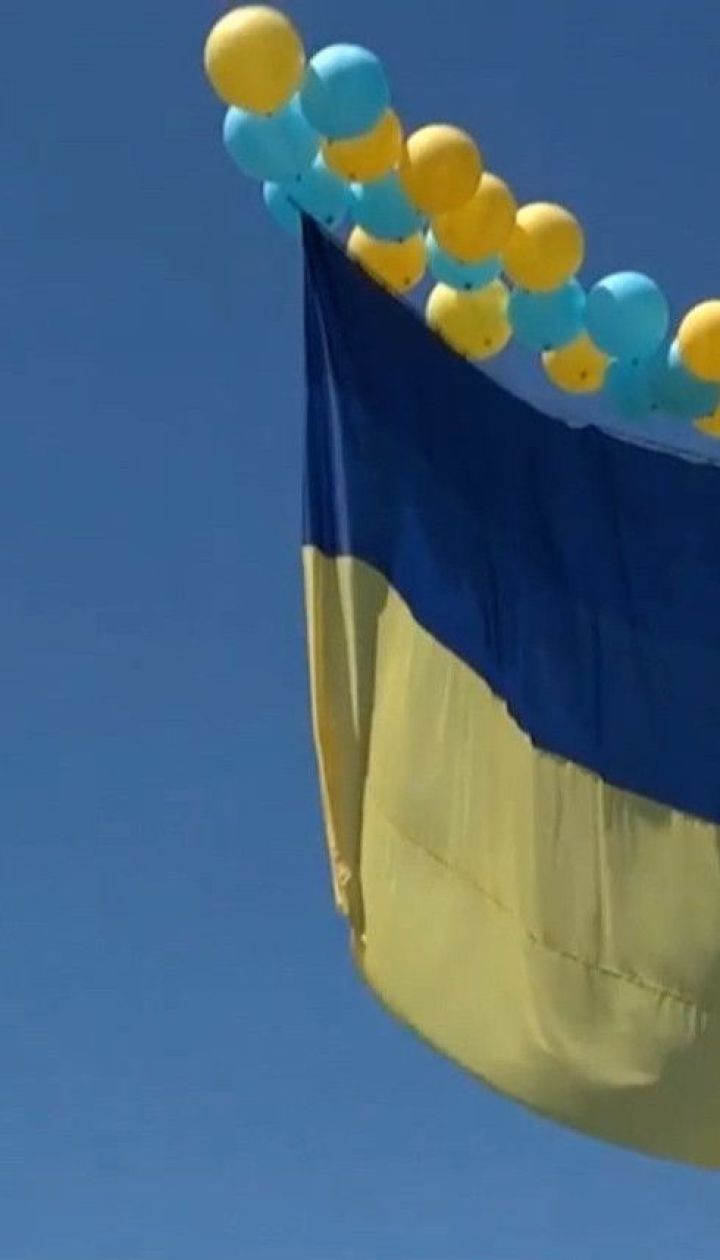 Над оккупированным Донецком пролетел огромный флаг Украины