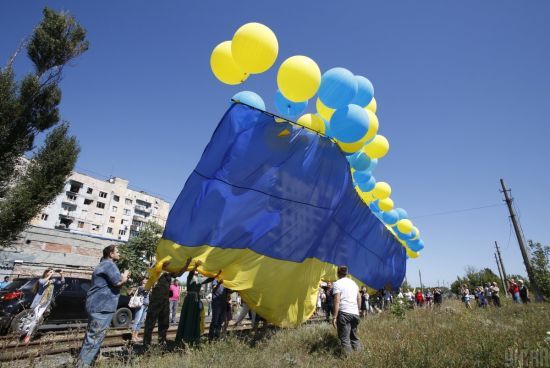 Над тимчасово окупованим Донецьком замайорів 15-метровий прапор України