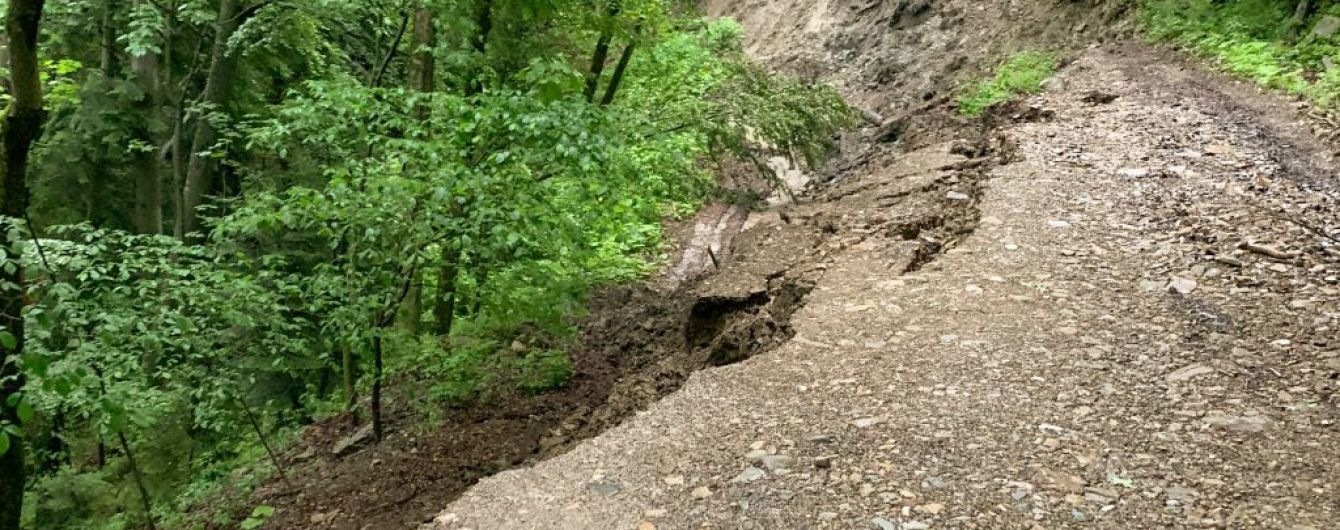 Проїзд заблоковано: у Львівській області на автодорозі Орів – Східниця сталися зсуви