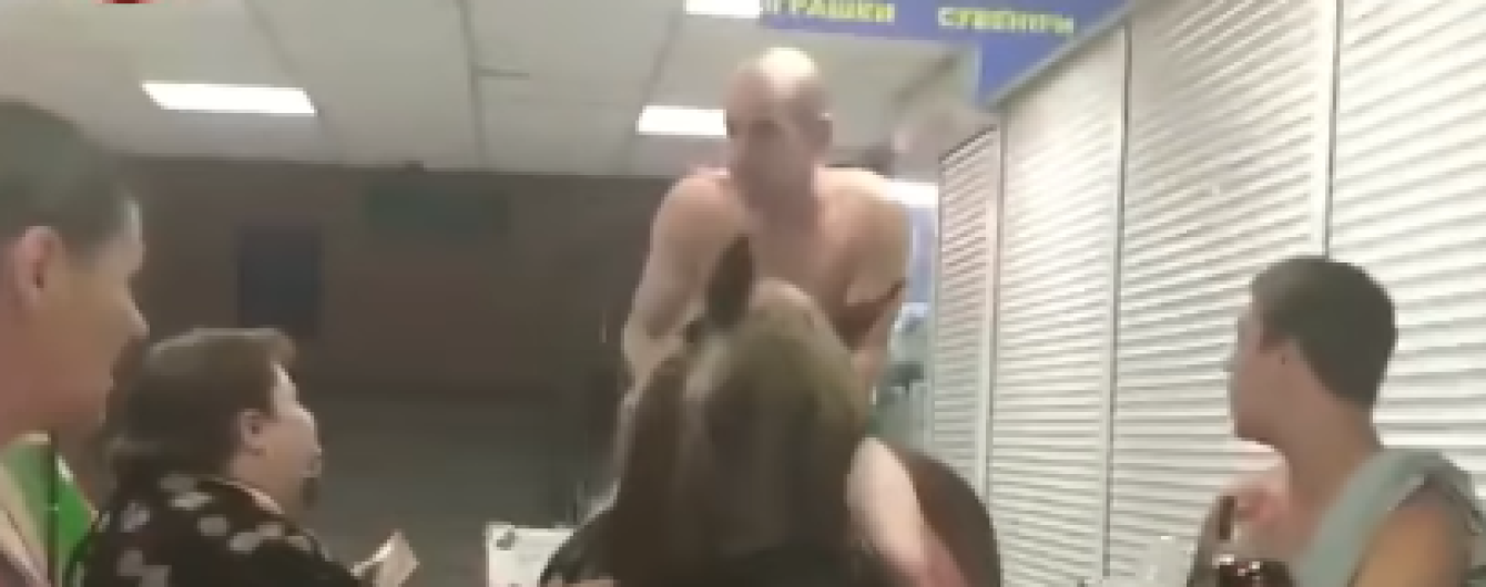 В Киеве обнаженный мужчина на лошади заехал в супермаркет: появилось видео
