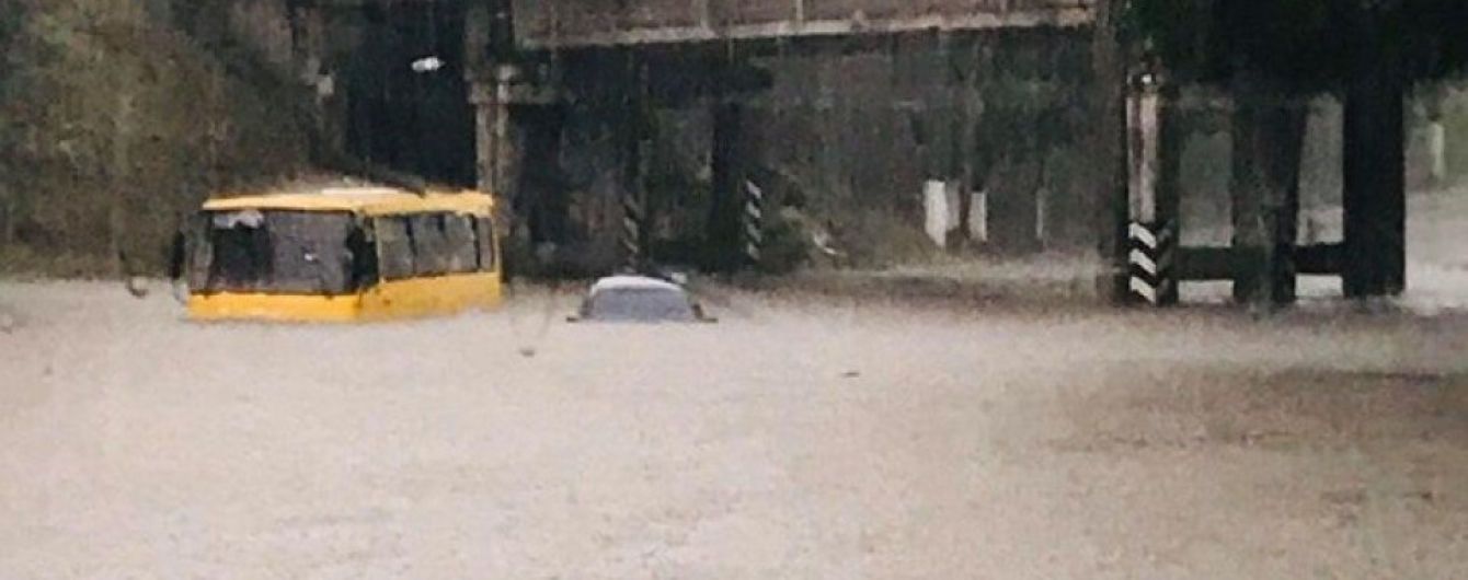 Поваленные деревья, затопленные улицы и остановка транспорта: Мариуполь парализовал ливень