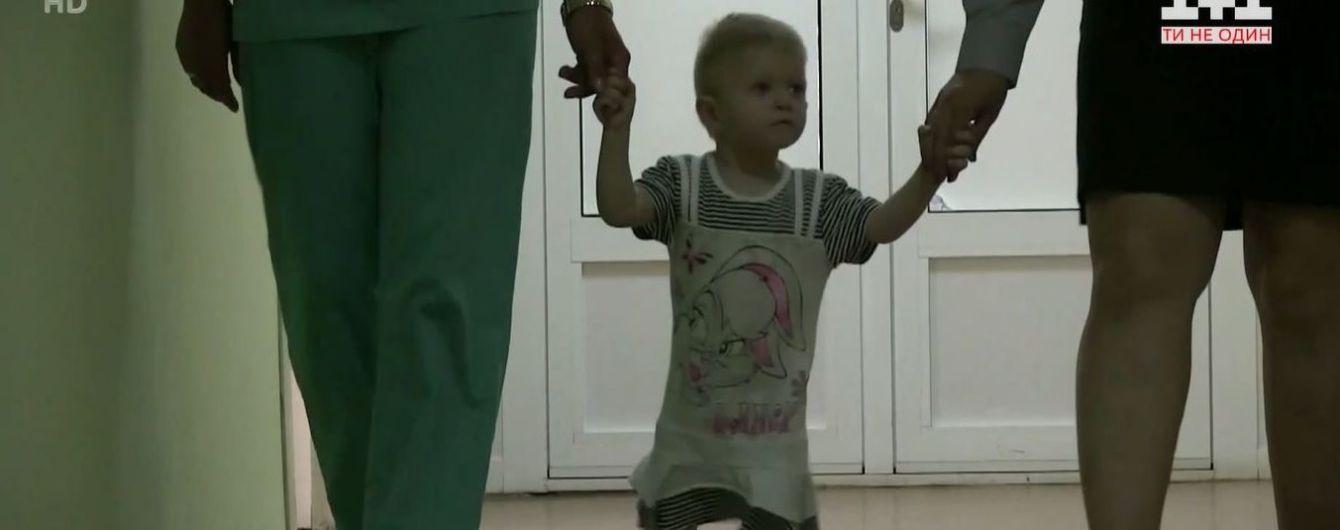 В Сумской области среди ночи на путях нашли полуторагодовалую девочку