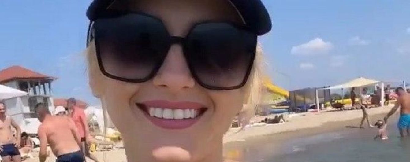 Ірина Федишин у синьому купальнику похизувалася сексуальним декольте