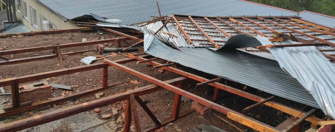 Під Ужгородом вітер зірвав частину покрівлі сільської амбулаторії