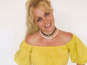 Потная Бритни Спирс в топе и коротеньких шортах "поговорила" на языке тела