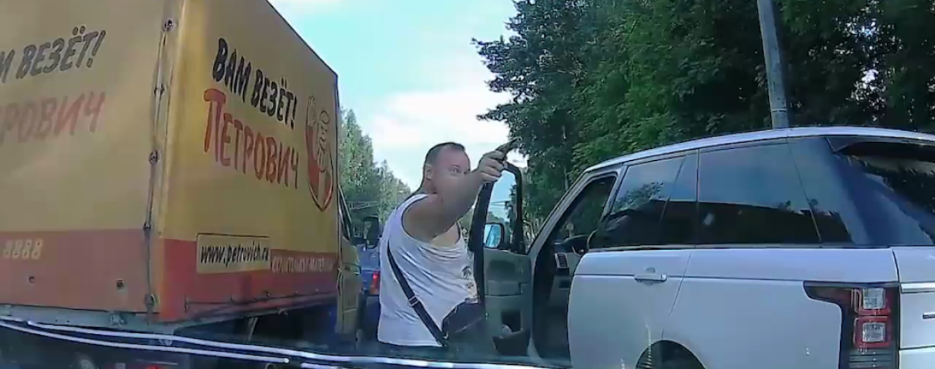 В Санкт-Петербурге водитель Range Rover устроил стрельбу во время конфликта на дороге: видео